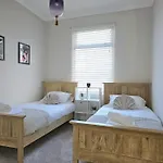 Contemporary Spacious 3Br House Close To City Centre