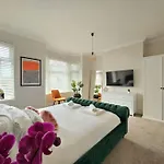 Contemporary Spacious 3Br House Close To City Centre