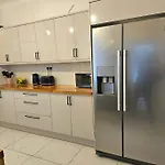 Contemporary Spacious 3Br House Close To City Centre