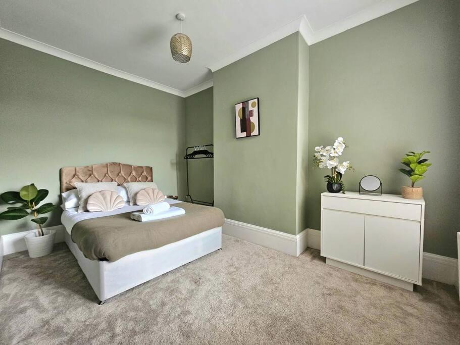 Contemporary Spacious 3br House Close To Centre Holiday home Coventry