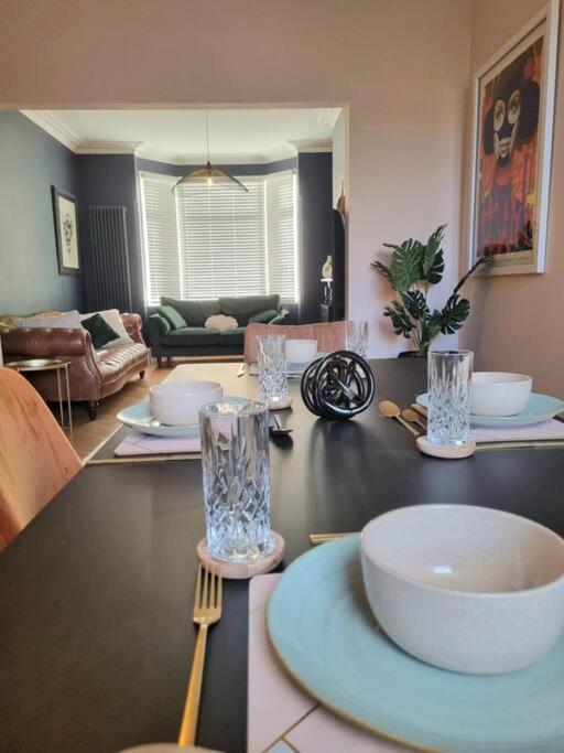 Contemporary Spacious 3br House Close To Centre
