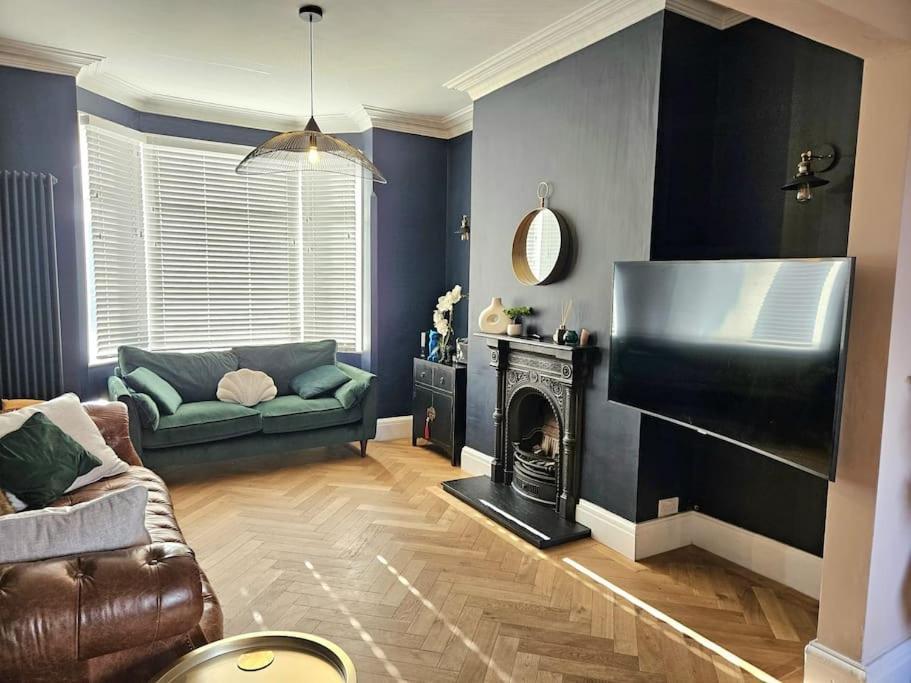 Contemporary Spacious 3br House Close To Centre Coventry