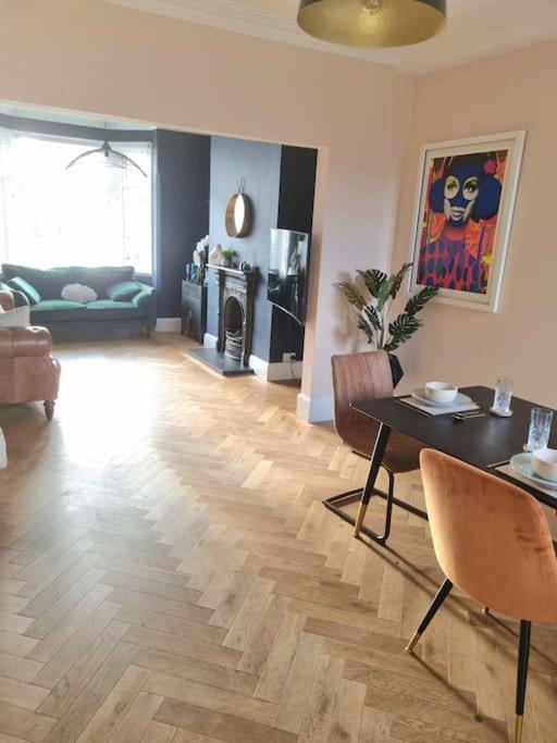 Contemporary Spacious 3br House Close To Centre Holiday home