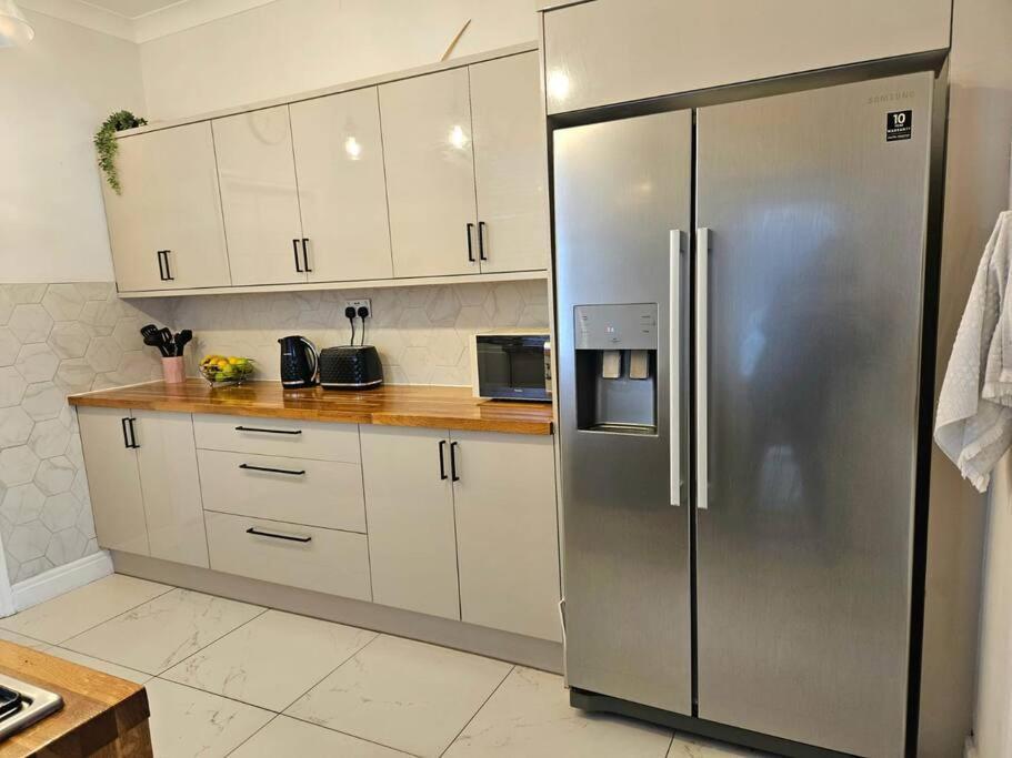 Contemporary Spacious 3br House Close To Centre * Coventry
