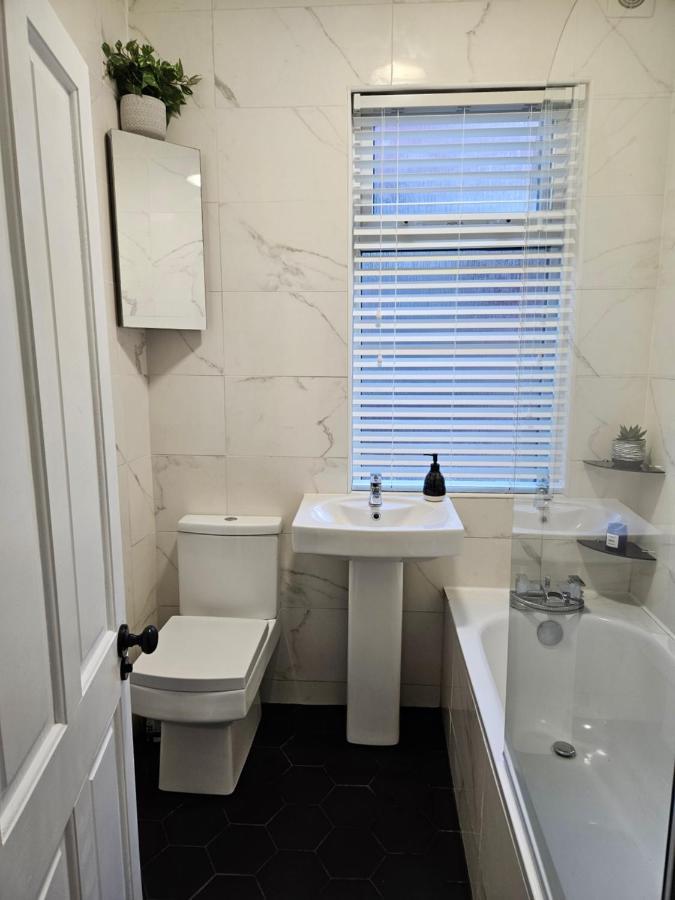 Contemporary Spacious 3br House Close To Centre *